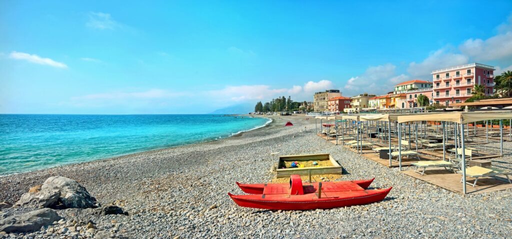 Spiaggia di ciottoli e lettini sul lungomare di Bordighera
