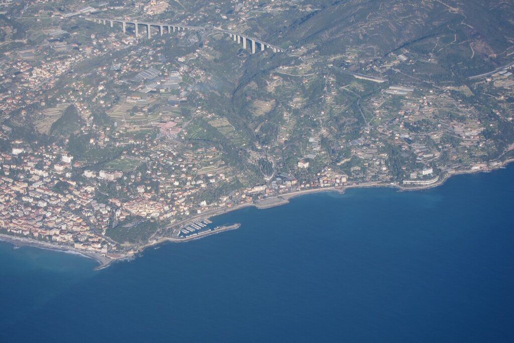 Costa di Bordighera vista dal cielo con il viadotto autostradale